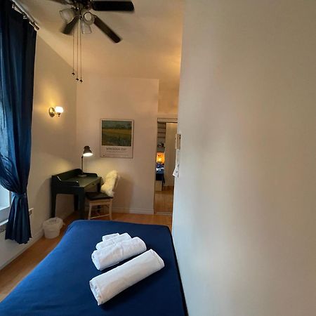 Chambres El Mediterraneo Rooms Montreal Bilik gambar