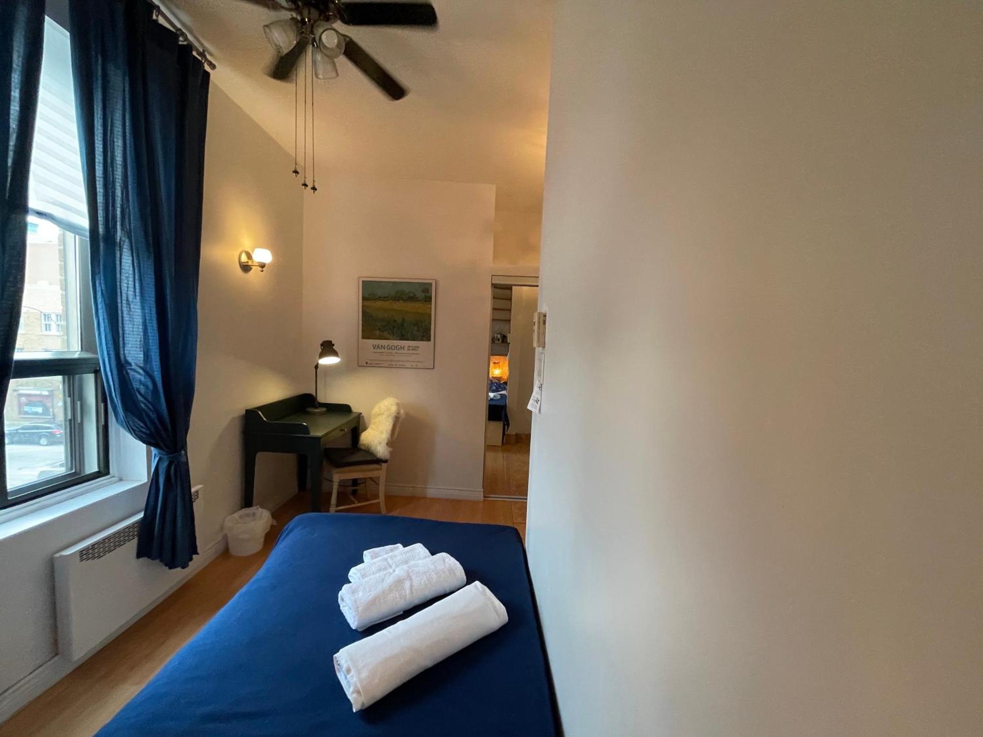 Chambres El Mediterraneo Rooms Montreal Bilik gambar