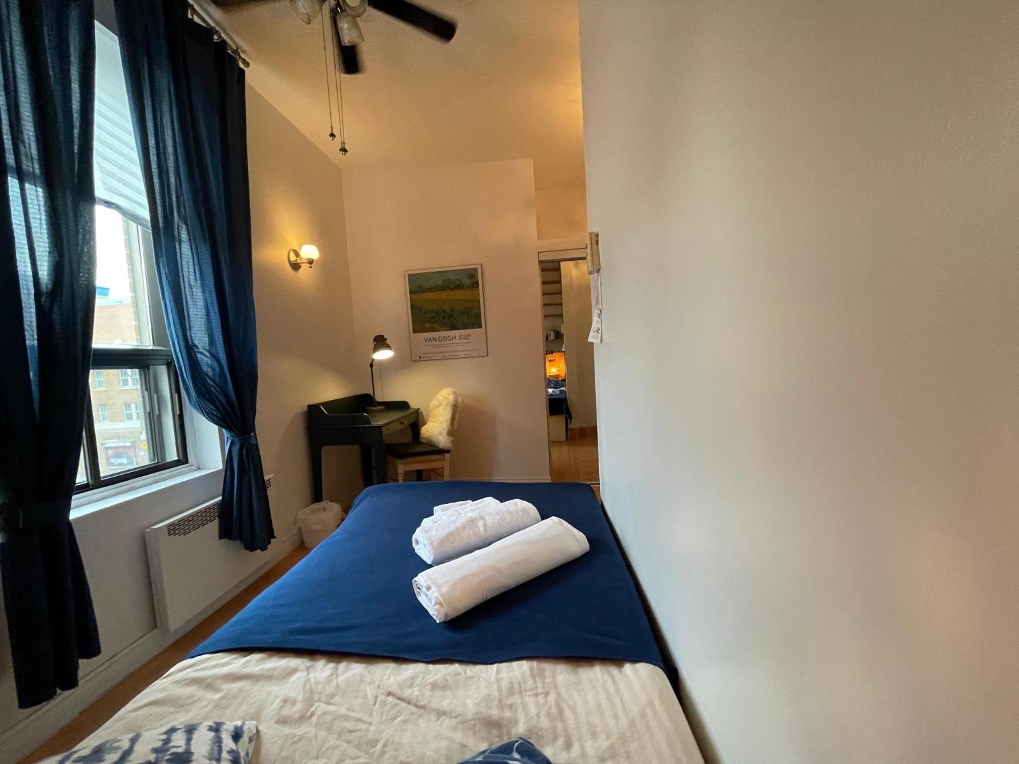 Chambres El Mediterraneo Rooms Montreal Bilik gambar